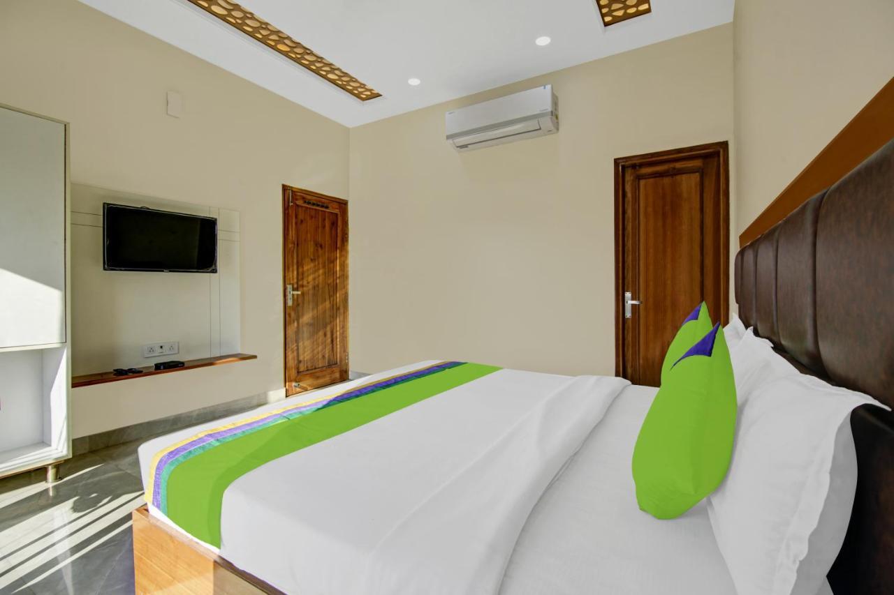 Treebo Royal Salute, Zirakpur Hotel Bagian luar foto