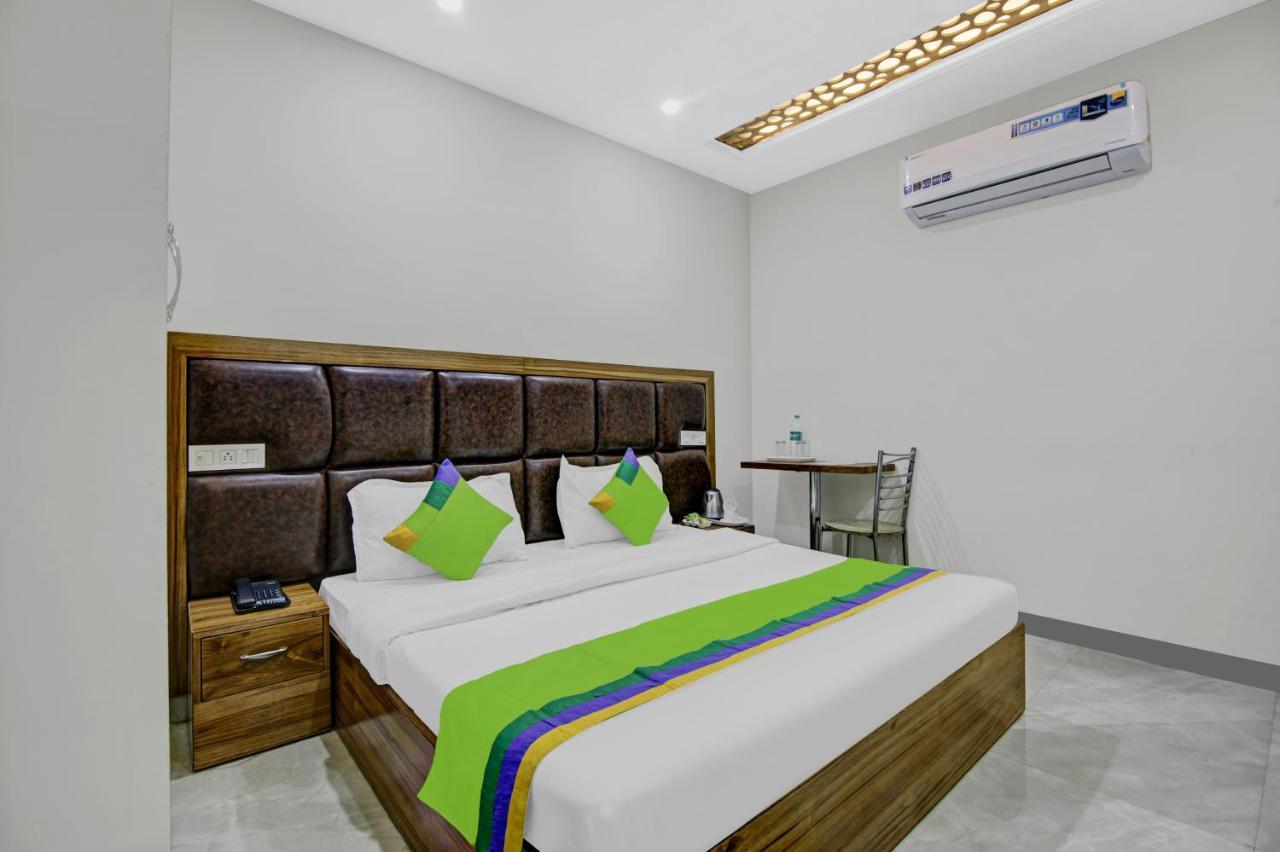 Treebo Royal Salute, Zirakpur Hotel Bagian luar foto