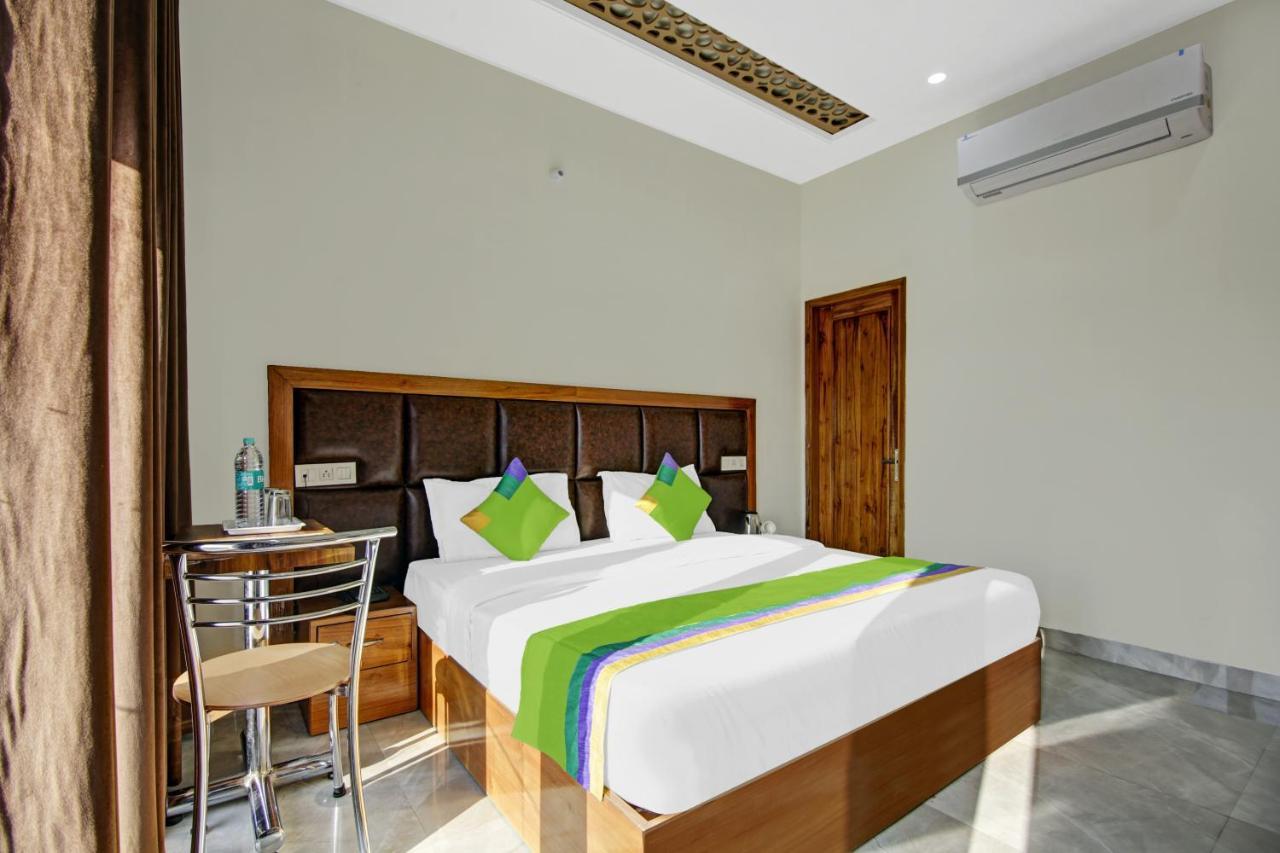 Treebo Royal Salute, Zirakpur Hotel Bagian luar foto