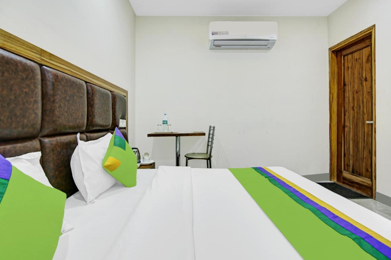 Treebo Royal Salute, Zirakpur Hotel Bagian luar foto